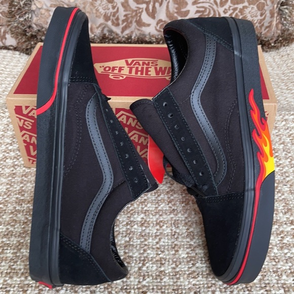 Vans Men’s Old Skool
(Flame Wall) Black/Black
VN0A38G1Q8Q
Sneakers - Picture 12 of 16
